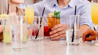 Restricții relaxate începând de luni. Se dă liber la îmbrățișări