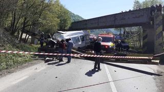 Accident dezastruos în Neamț. Limitatorul de înălţime al unui pod a căzut peste un microbuz