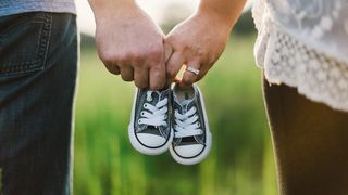 bebeluș lovit &icirc;n somn de tată