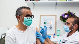 Șeful OMS s-a vaccinat abia acum. Ce tip de vaccin i-a fost administrat