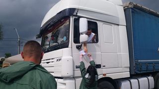 Cu TIR-ul la vaccinare! Imaginile de la Deva au ajuns rapid virale - FOTO