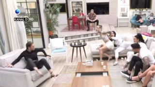Scandal &icirc;n casa fetelor de la Puterea Dragostei! Ce concurentă a sărit la bătaie: &bdquo;Vezi că te dezmembrez!&rdquo;
