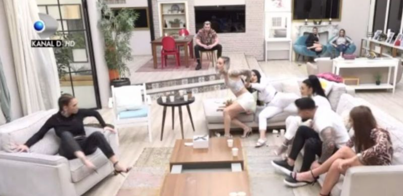 Scandal în casa fetelor de la Puterea Dragostei! Ce concurentă a sărit la bătaie: „Vezi că te dezmembrez!”