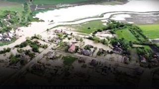 VIDEO | Ameninţaţi de ape