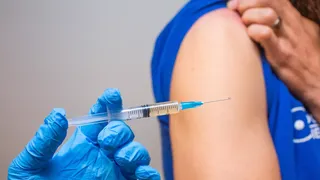 Românul vaccinat cu 3 doze de Pfizer vroia să o facă și pe-a patra! Ce a pățit după