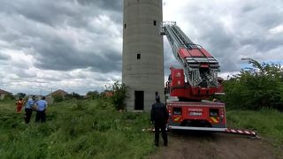 copil de 12 ani a căzut &icirc;ntr-un castel de apă dezafectat