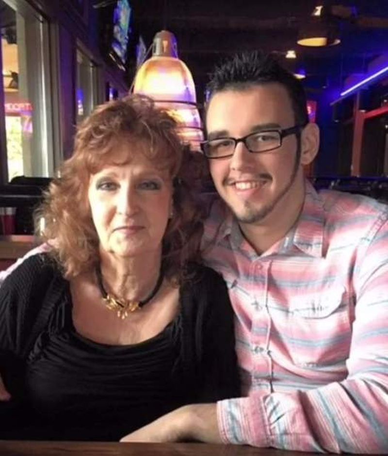 iubire între un tânăr de 18 ani și o femeie de 71