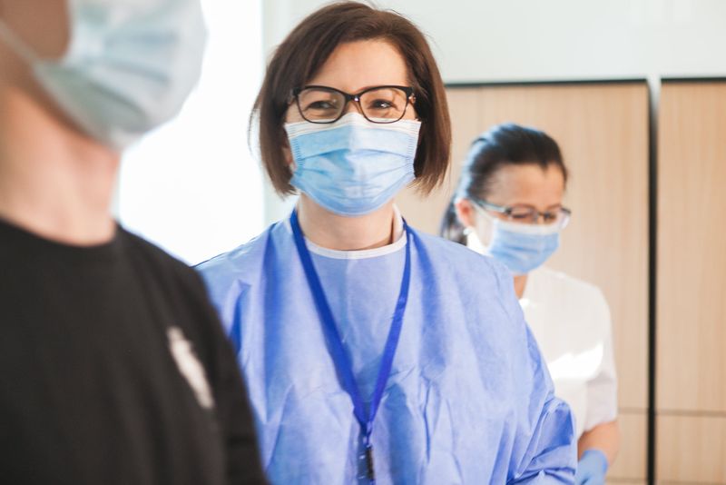 De ce există diferența de raportare a persoanelor decedate de COVID-19