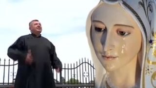 VIDEO - Minune în județul Timiș? O statuie a Maicii Domnului „plânge” neîncetat