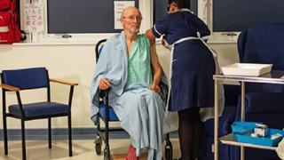 A murit primul bărbat din lume care s-a vaccinat împotriva coronavirusului