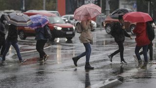 Avertizare METEO! Cod galben de ploi torențiale, grindină și descărcări electrice în 12 judeţe din țară