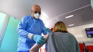 Raed Arafat: „În orice birou, unde sunt până la cinci persoane, dacă toate persoanele sunt vaccinate, atunci pot să lucreze fără mască”