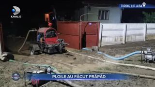 VIDEO - Zeci de gospodării inundate după poile care au făcut prăpăd în țară