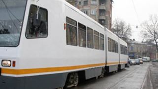 Un tramvai a fost lovit frontal de un TIR care nu a acordat prioritate