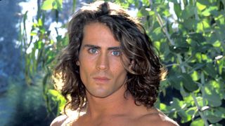 Doliu &icirc;n lumea filmului. Actorul care l-a jucat pe Tarzan s-a prăbușit cu avionul. A murit și soția sa