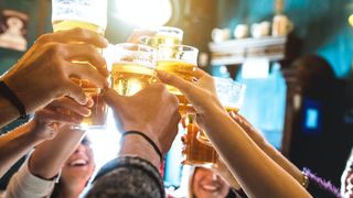 Câte persoane care nu sunt din aceeași familie pot sta la aceeași masă, la terasă, după 1 iunie? CNSU a stabilit noile măsuri de relaxare