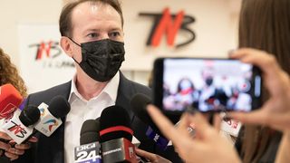 Premierul Florin Cîţu: „De mâine, putem să vaccinăm şi adolescenţii. Îi încurajez pe părinţi să ia cea mai bună decizie pentru copiii lor.”