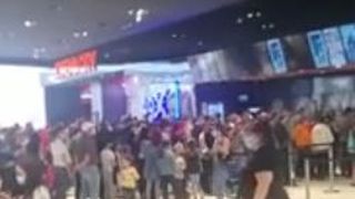 VIDEO| Aglomerație mare la mall de 1 iunie. Sute de copii și părinți, cozi uriașe la cinema