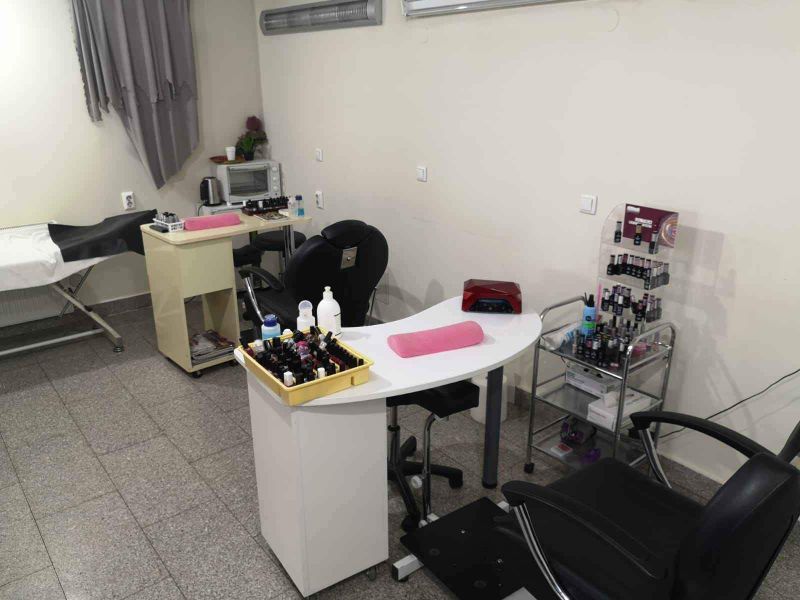 l-a împușcat pe patron ca să nu plătească manichiura