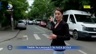 Tineri &icirc;njunghiați &icirc;n fața școlii