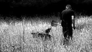 Un bărbat și-a omorât tatăl și l-a îngropat în curtea casei. Scene șocante în Bacău