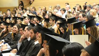 Astăzi este ultima zi de liceu pentru elevii claselor a XII-a. Urmează examenul de Bacalaureat