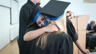 Astăzi este ultima zi de liceu pentru elevii claselor a XII-a. Urmează examenul de Bacalaureat