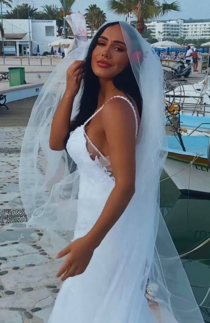 ella de la puterea dragostei în rochie de mireasă