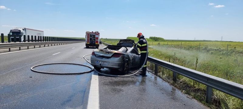Maşină în flăcări pe A1, în apropiere de Timişoara