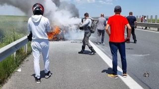 Maşină în flăcări pe A1, în apropiere de Timişoara. Imagini exclusive