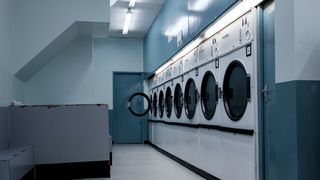 Greșeli frecvente pe care le faci când speli la mașina de spălat rufe