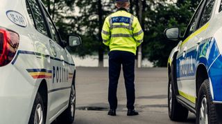 bărbat lovit cu piciorul în cap de un polițist