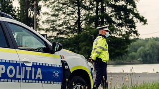 bărbat lovit cu piciorul în cap de un polițist