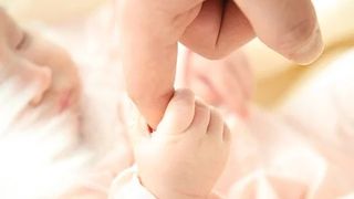 tată arestat după ce a strivit un bebeluș &icirc;n somn