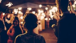 Câte persoane au voie să participe la masă, petrecere, nuntă, botez și înmormântare după 1 iunie 2021