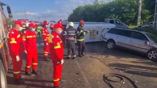 Accident rutier de ultima oră, între un microbuz cu copii și o mașină