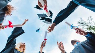 Mesaje pentru absolvenţi 2021: Urări pentru absolvirea liceului şi facultăţii