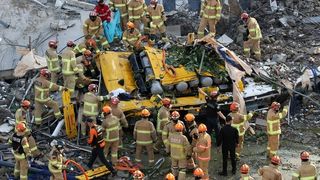 Un bloc de 5 etaje s-a prăbușit peste un autobuz plin de pasageri - cel puțin 9 morți