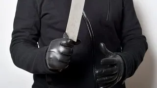 Bătaie cu ciocane, săbii și macete în plină zi. Un bărbat și-a pierdut viața