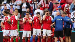 Moment șocant &icirc;n timpul partidei Danemarca-Finlanda de la Euro 2020. Jucătorul Christian Eriksen s-a prăbușit pe teren și a fost resuscitat