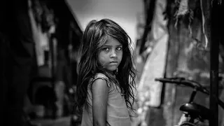 O mamă și-ar fi omor&acirc;t fiica de 4 ani, după ce a obligat-o să stea timp de 3 zile &icirc;n picioare &icirc;ntr-o spălătorie