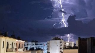 Coșmar meteo în plină vară. Avertizare COD PORTOCALIU de ploi abundente și vijelii