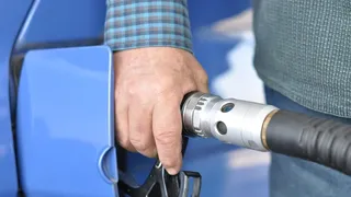 Prețuri mari pentru carburanți. Cât costă acum să faci plinul unei mașini