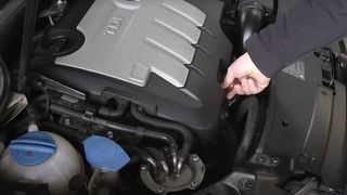 Cum se verifică corect nivelul uleiului din motorul mașinii