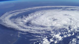 Ciclonul de la Marea Neagră ajunge în România. Unde lovește fenomenul periculos