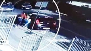 VIDEO - Doi gemeni de doar cinci ani au fost luați cu forța chiar de mamă