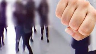 VIDEO - Handbalistă de 14 ani, snopită în bătaie de colege chiar la școală