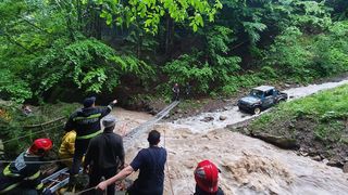 Un autoturism cu patru persoane s-a răsturnat într-o râpă. Două persoane au murit, iar alte două sunt rănite