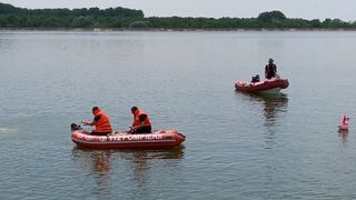 Șofer, găsit mort în râul Olt. A rămas blocat în mașină, la 10 metri adâncime sub apă