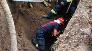 Caz șocant în Timiș: Două persoane au fost prinse sub un mal de pământ surpat